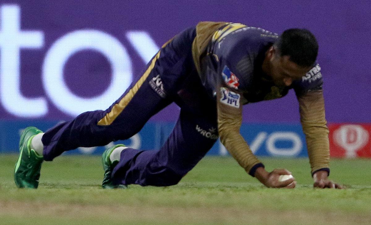 Shakib Al Hasan takes the catch to dismiss Shikhar Dhawan off Varun Chakravarthy's bowling.