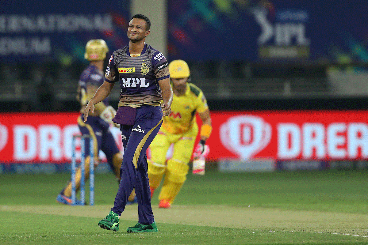 KKR's Shakib-al-Hasan cuts a frustrated figure as Dinesh Karthik misses a stumping opportunity against CSK's Faf du Plessis
