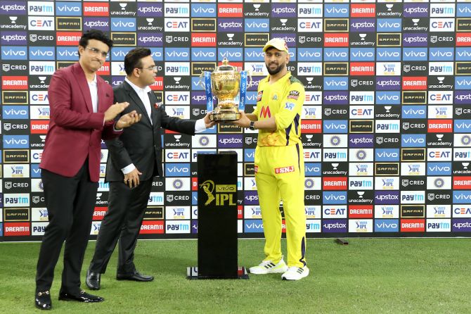 Chennai Super Kings captain Mahendra Singh Dhoni receives the IPL winner’s trophy from BCCI secretary Jay Shah as BCCI president Sourav Ganguly applauds. 