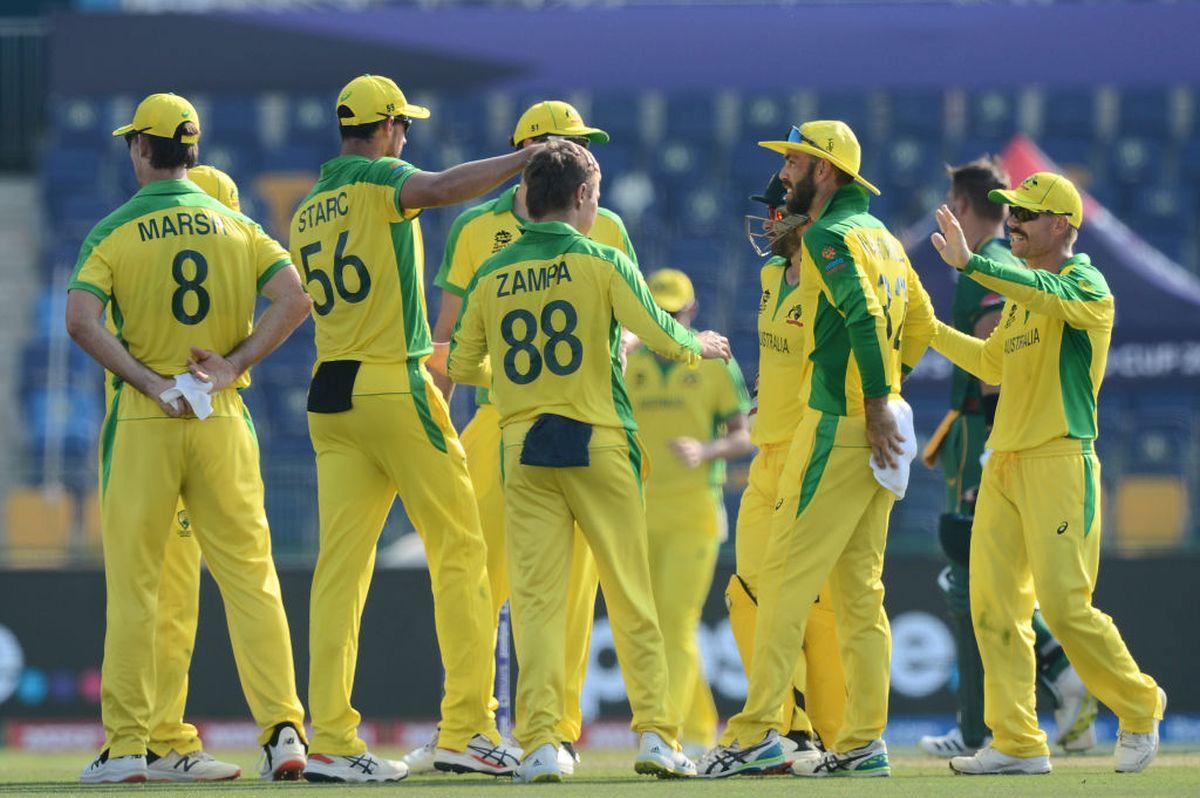 Adam Zampa celebrates with teammates on dismissing David Miller