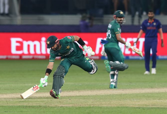 Mohammad Rizwan and Babar Azam cross over to seal victory.