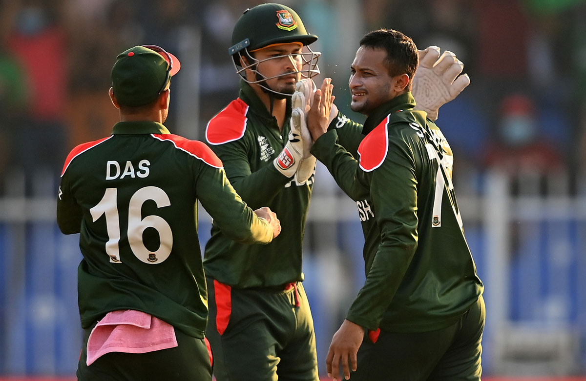 Shakib Al Hasan celebrates the wicket of Pathum Nissanka.