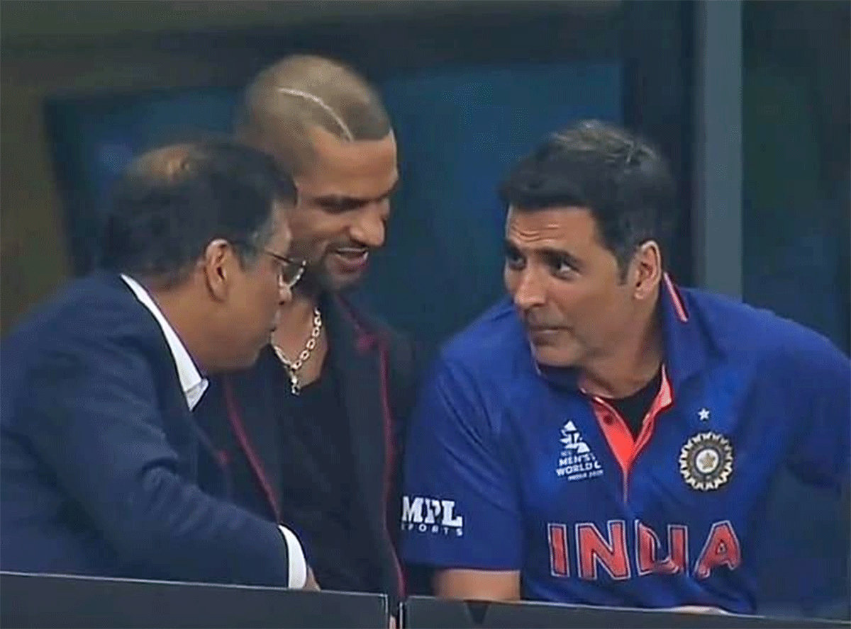 Akhshay Kumar with Shikhar Dhawan and a friend during the match