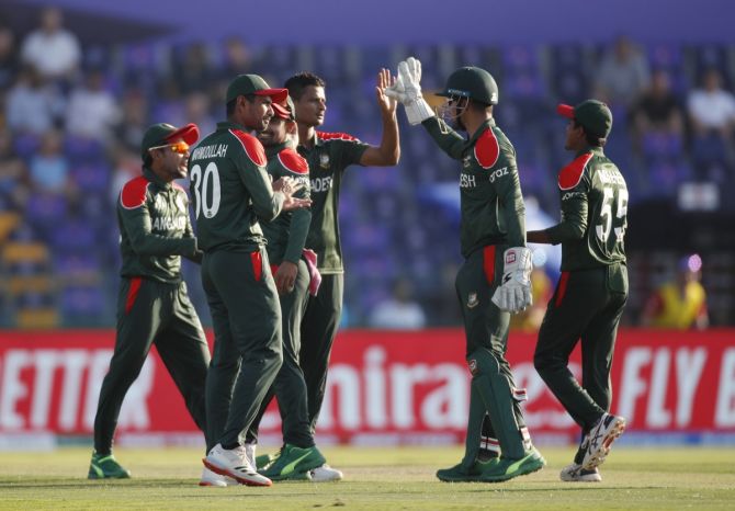 Mohammad Naim is congratulated by his Bangladesh teammates after taking the catch to dismiss Jos Buttler.