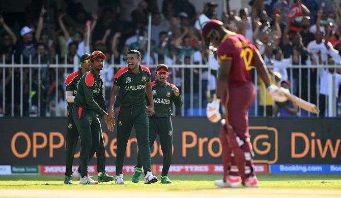 Taskin Ahmed celebrates with his Bangladesh teammates after running out Andre Russell.