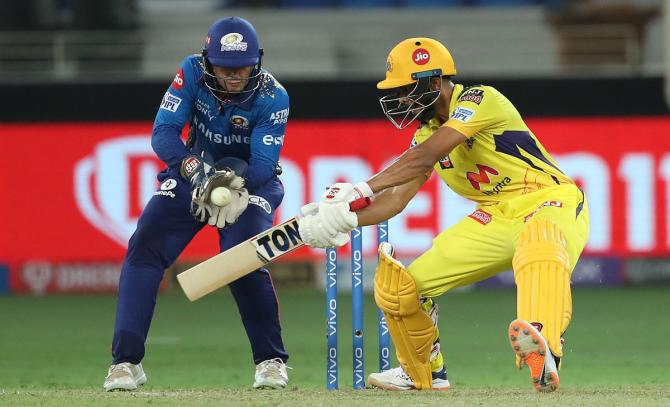 Quinton de Kock fails to hold on to a catch from Ruturaj Gaikwad.