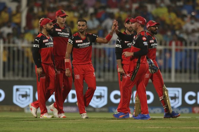 Harshal Patel is congratulated by his Royal Challengers Bangalore teammates after dismissing Moeen Ali.