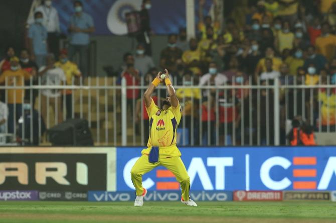 Suresh Raina takes the catch to dismiss AB de Villiers.