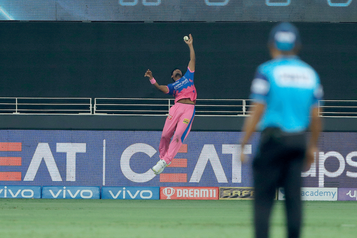 Mustafizur Rahman fails to hold on to a difficult catch from Glenn Maxwell at the boundary but saves five runs for Rajasthan Royals.