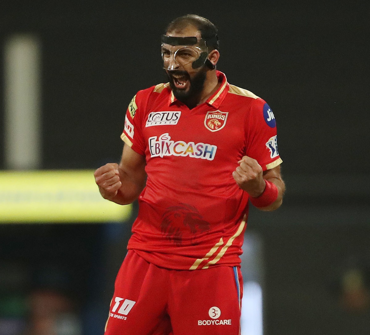 ipl-2022-csk-vs-pbks-why-rishi-dhawan-was-wearing-a-mask-rediff-cricket