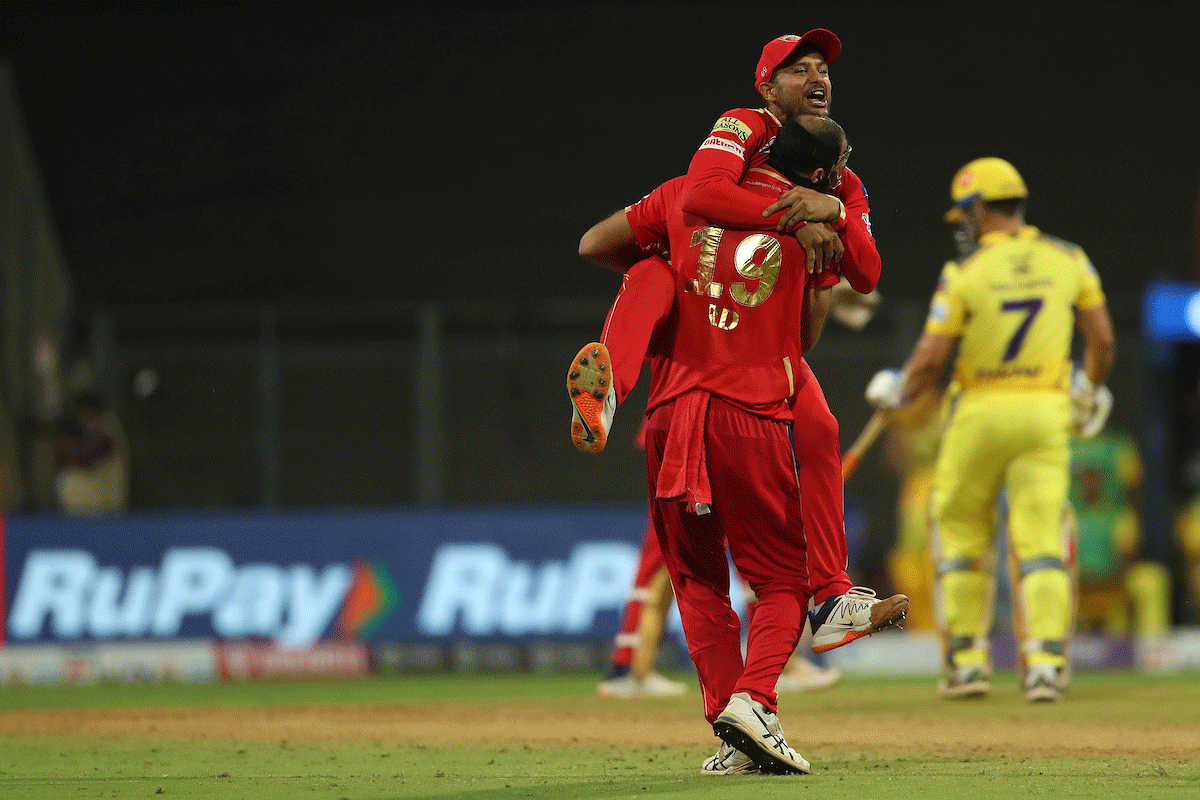 Rishi Dhawan celebrates with Mayank Agarwal after dismissing Mahendra Singh Dhoni 