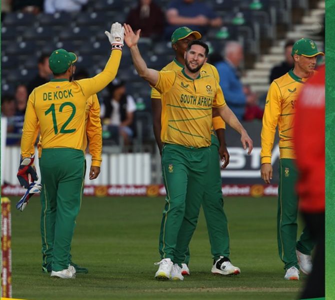 Wayne Parnell grabbed his maiden T20I 5-wicket haul, a career-best 5-30, as South Africa beat Ireland by 44 runs in the second T20I.