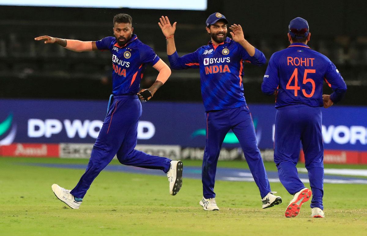 Hardik Pandya celebrates the wicket of Iftikhar Ahmed.