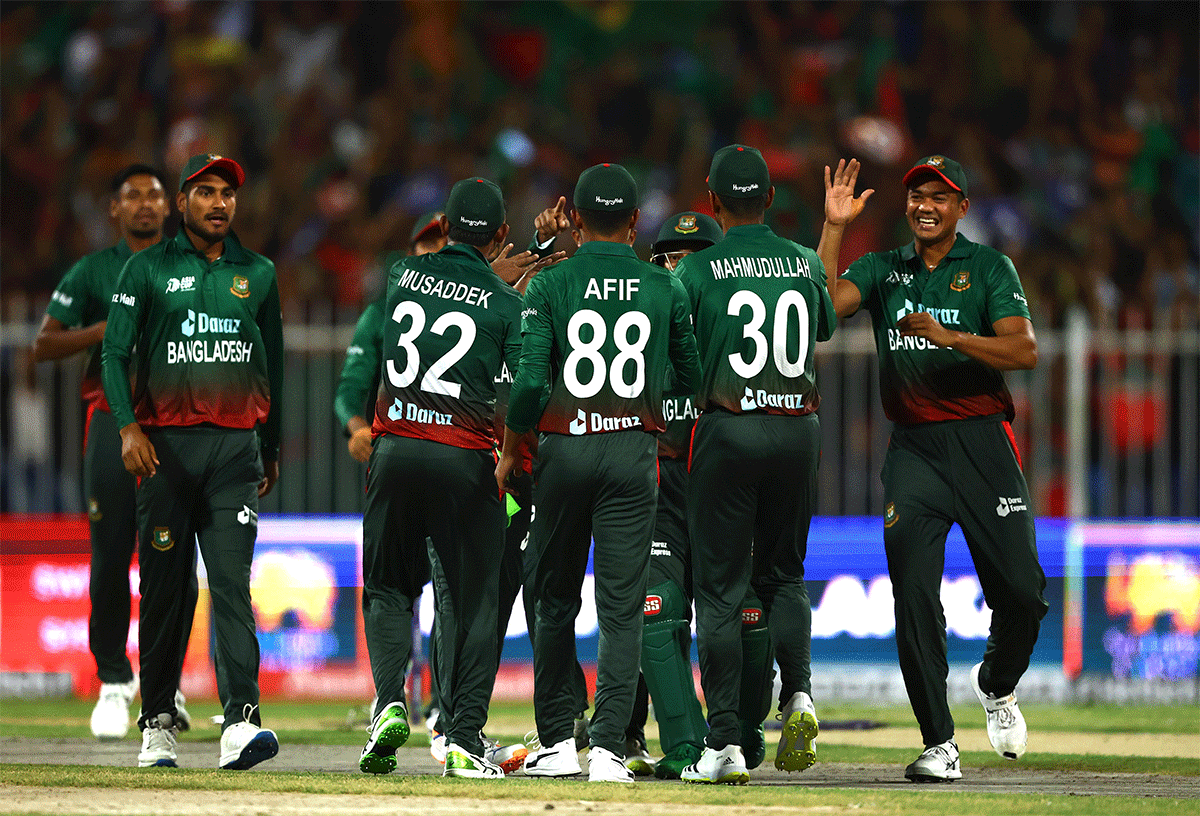 Bangladesh bowlers celebrate the wicket of Rahmanullah Gurbaz