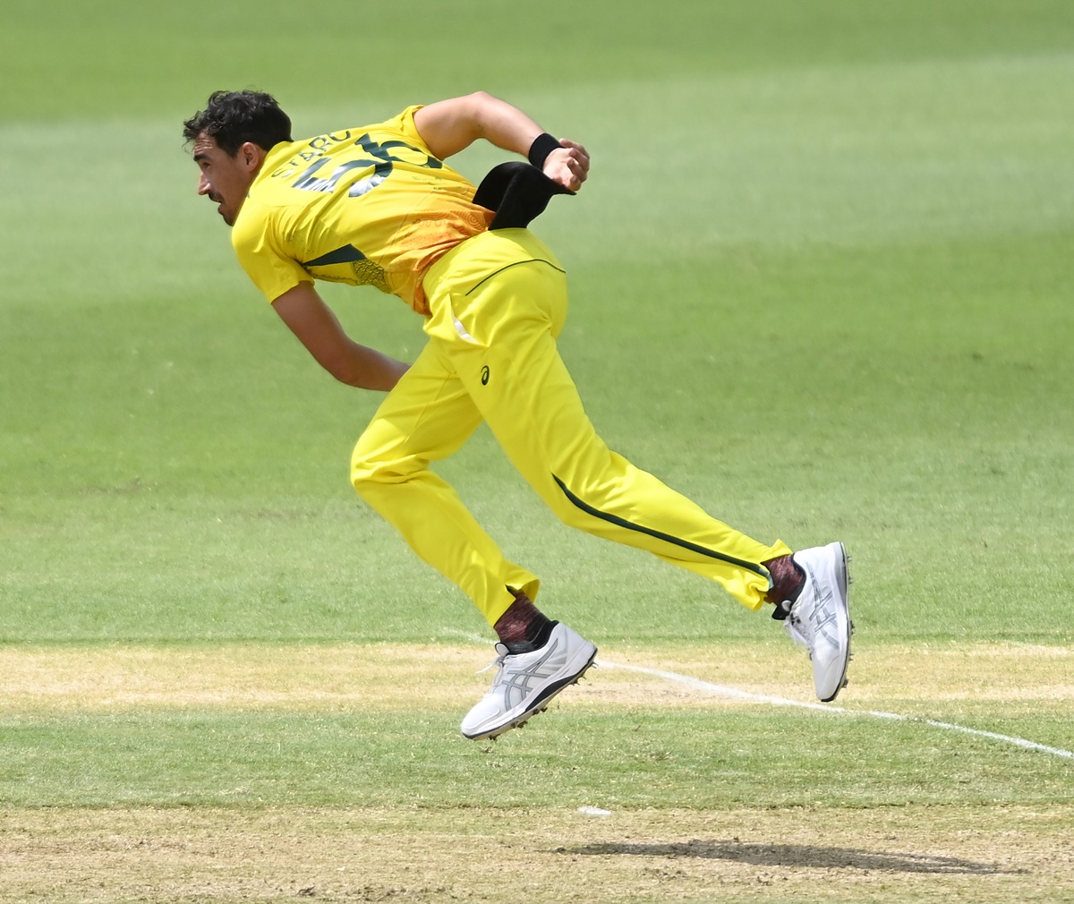Australia pacer Mitchell Starc cleaned up Zimbabwe's top-order and finished with figures of 3-24 in the second the One Day International at Riverway Stadium in Townsville, Queensland, on Wednesday.