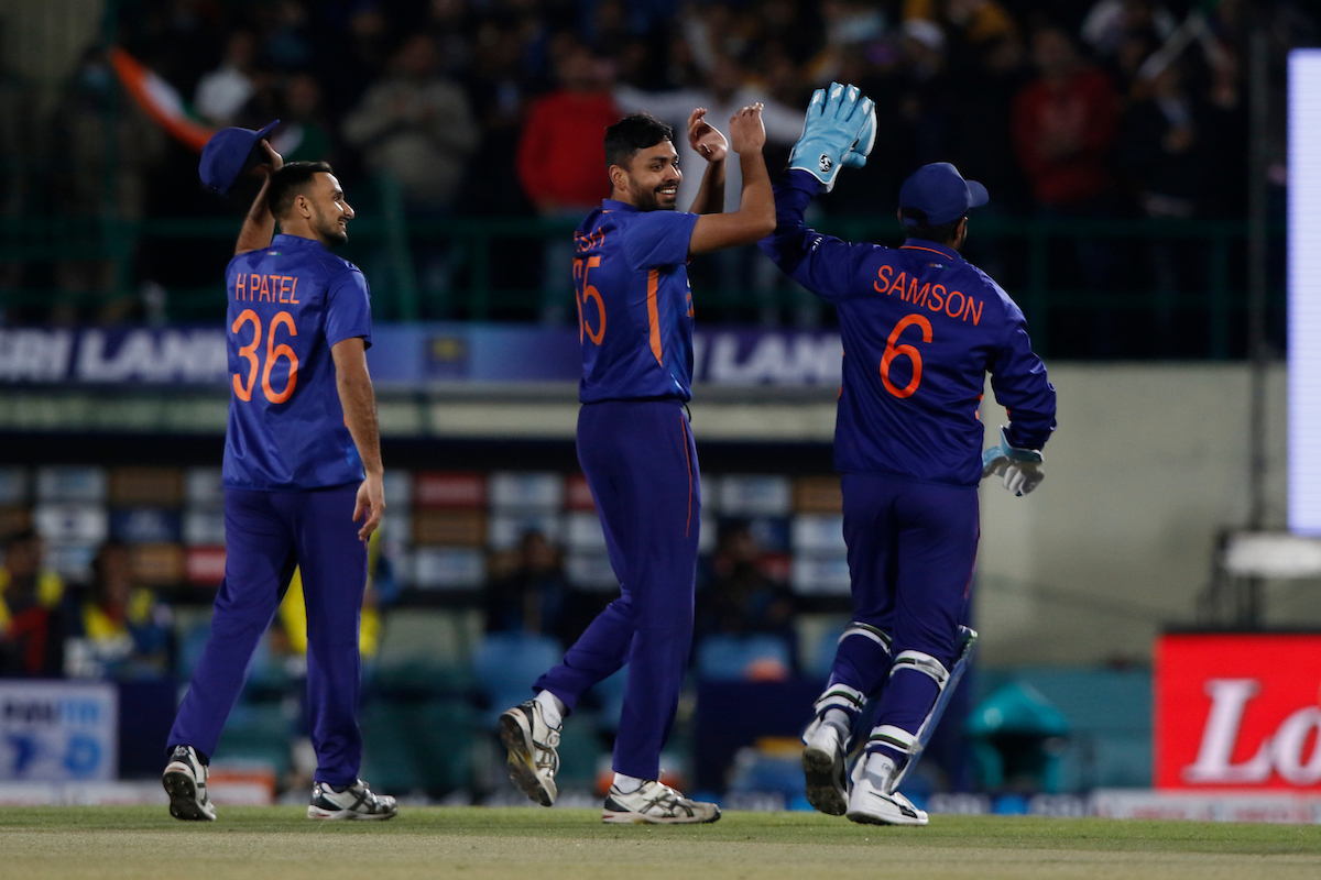 Avesh Khan celebrates with wicketkeeper Sanju Samson after dismissing Charith Asalanka.