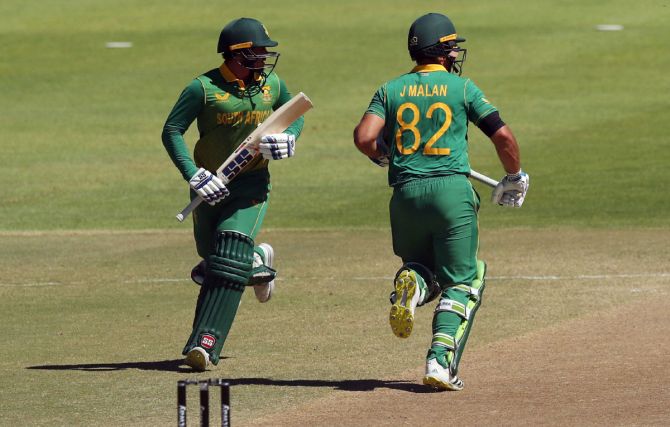 Quinton de Kock and Janneman Malan run between the wickets during their 132-run partnership.