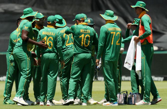 Tabraiz Shamsi celebrates with teammates after taking the wicket of Rishabh Pant.