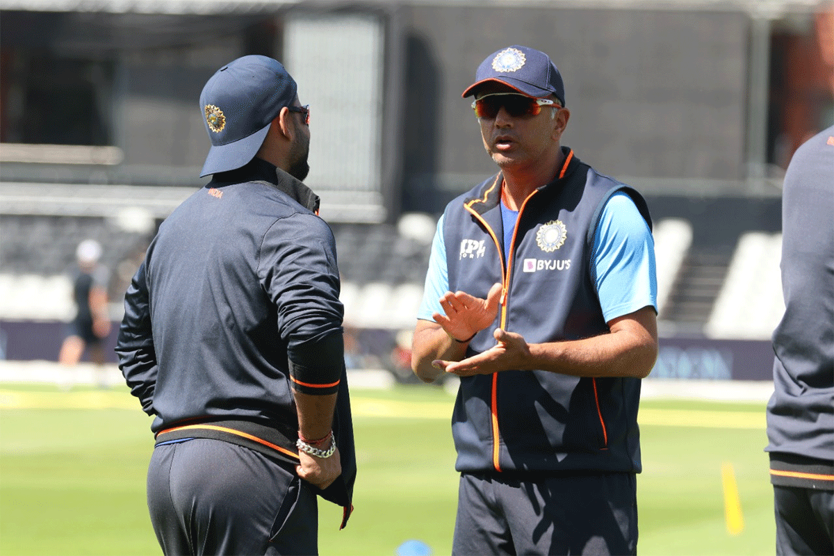 Head coach Rahul Dravid speaks with Rishabh Pant