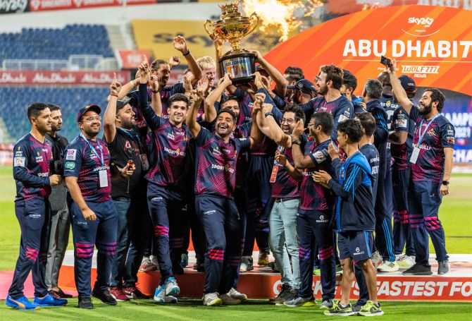 Deccan Gladiators celebrate with the trophy after winning the 2021 Abu Dhabi T10 league.