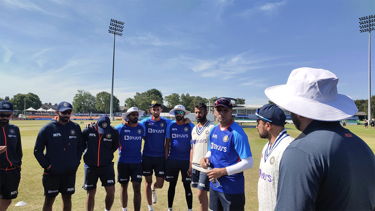 Rahul Dravid with his players in England