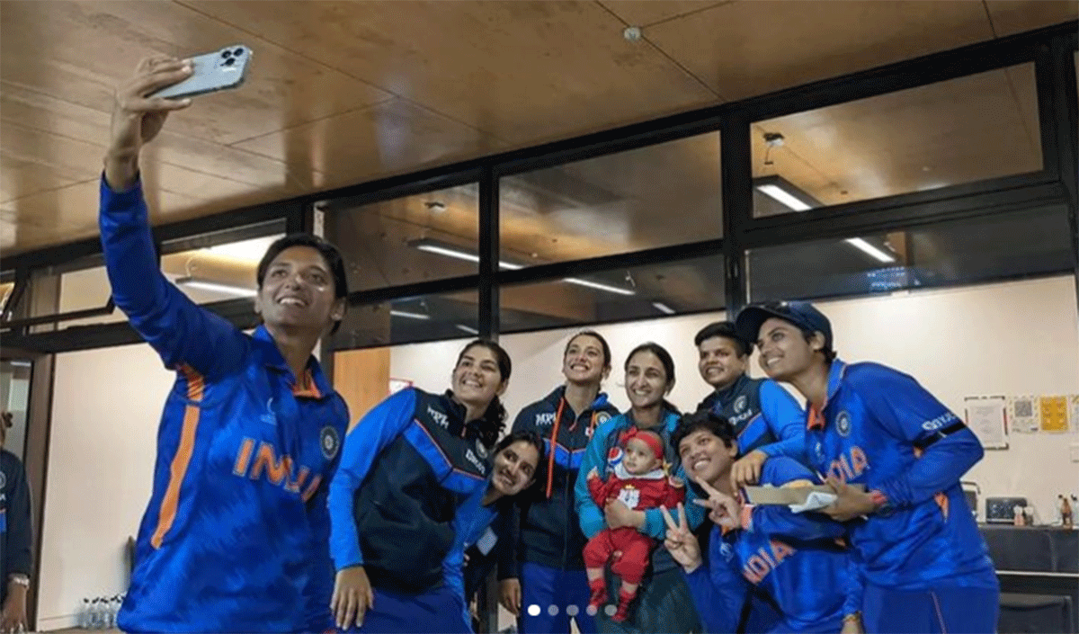 Indian women cricketers Harmanpreet Kaur, Smriti Mandhana, Shafali Verma and others click a selfie with Pakistan's Bismah Maharoof and her infant daughter