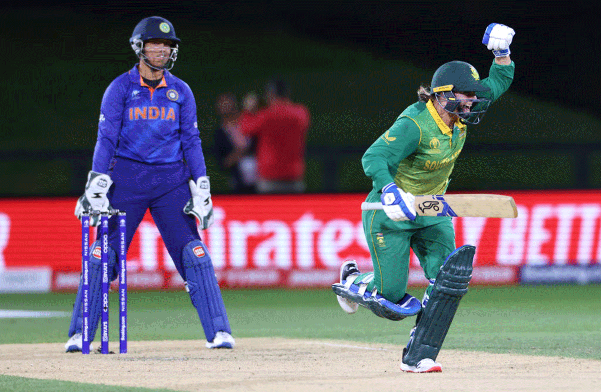 South Africa's Mignon Du Preez reacts to scoring the winning runs as India's Richa Ghosh looks on dejected during the 2022 ICC Women's Cricket World Cup match at Hagley Oval in Christchurch on Sunday