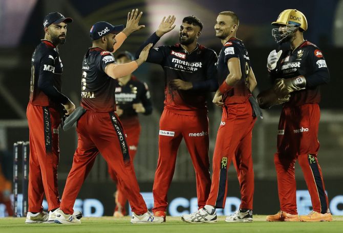 Wanindu Hasaranga celebrates with his team-mates after taking the wicket of Bhanuka Rajapaksa