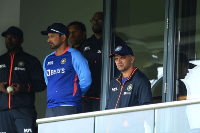 India head coach Rahul Dravid (r) and staff look on
