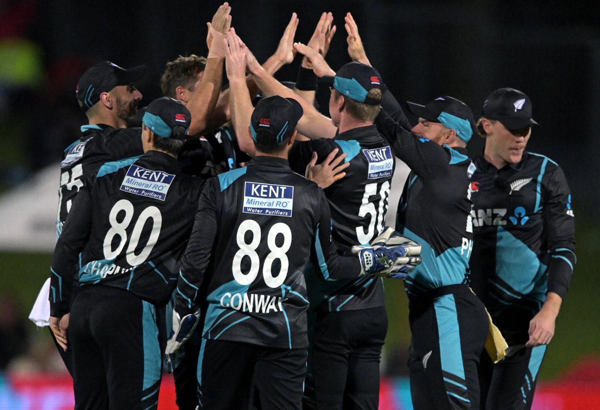 New Zealand players celebrate the dismissal of Rishabh Pant.