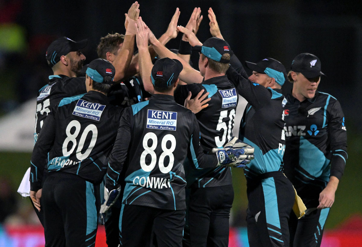 New Zealand players celebrate the dismissal of Rishabh Pant.