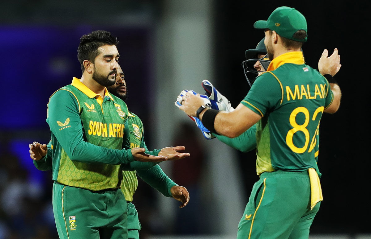 Tabraiz Shamsi, left, celebrates with teammates after taking the wicket of Ruturaj Gaikwad 