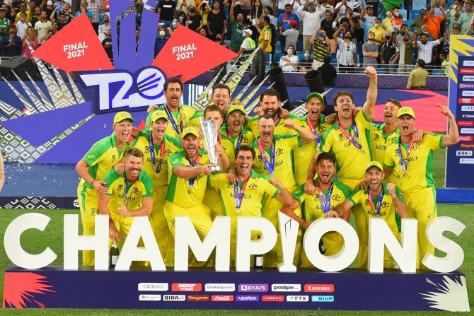 Australia's players celebrate with the trophy after defeating New Zealand in the 2021 ICC T20 World Cup final at Dubai International Cricket Stadium on November 14, 2021.