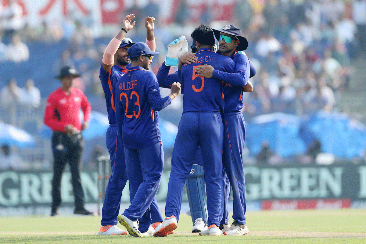 India players celebrate with Washington Sundar after claiming the wicket of South Africa opener Quinton de Kock