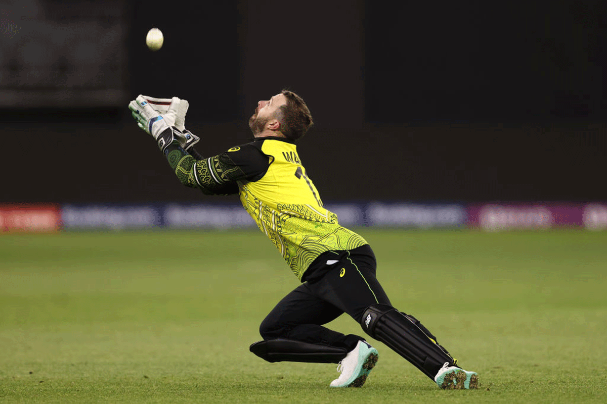 Matthew Wade takes the catch to dismiss Dasun Shanaka.