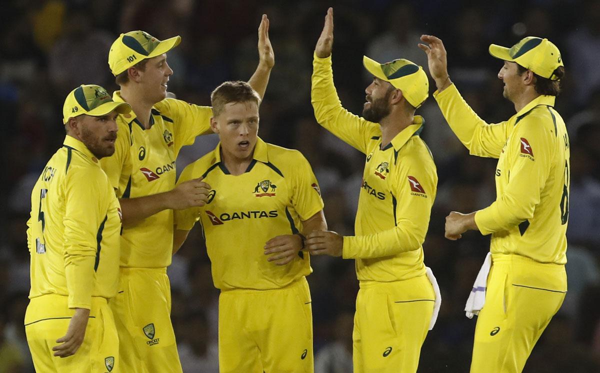 Cameron Green and teammates celebrate the wicket of Virat Kohli