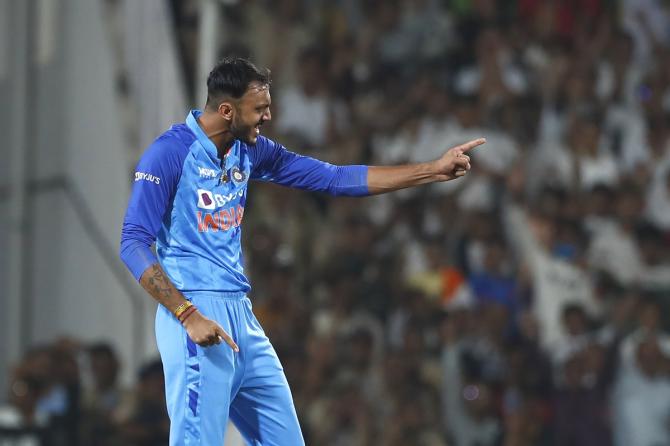 Axar Patel dismisses Cameroon Green