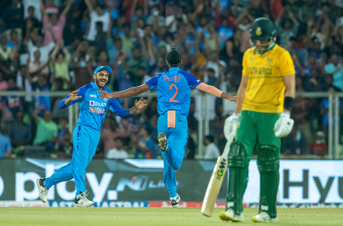 Arshdeep Singh and Axar Patel celebrate on dismissing David Miller