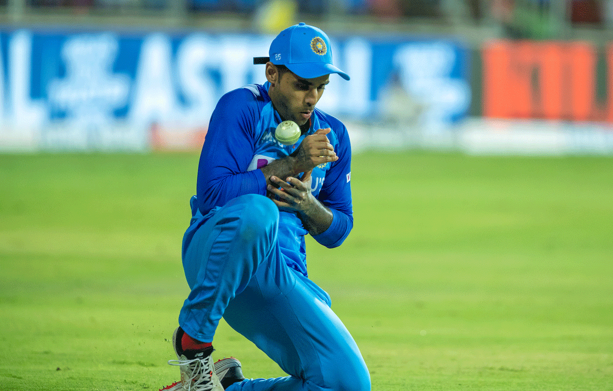 Suryakumar Yadav fumbles before completing a catch to dismiss Wayne Parnell 