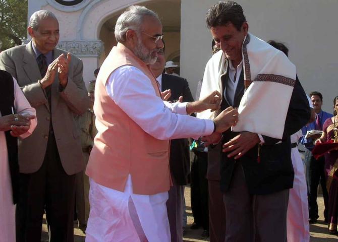 Prime Minister Narendra Modi with Salim Durani during a programme in Jamnagar in January 2004.