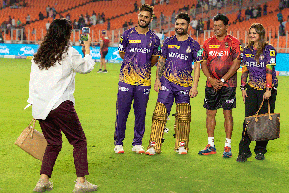 Juhi Chawla takes a picture of Nitish Rana, Rinku Singh and Chandu Pandit.