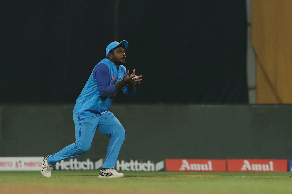 Sanju Samson takes the catch to dismiss Dhananjaya de Silva.