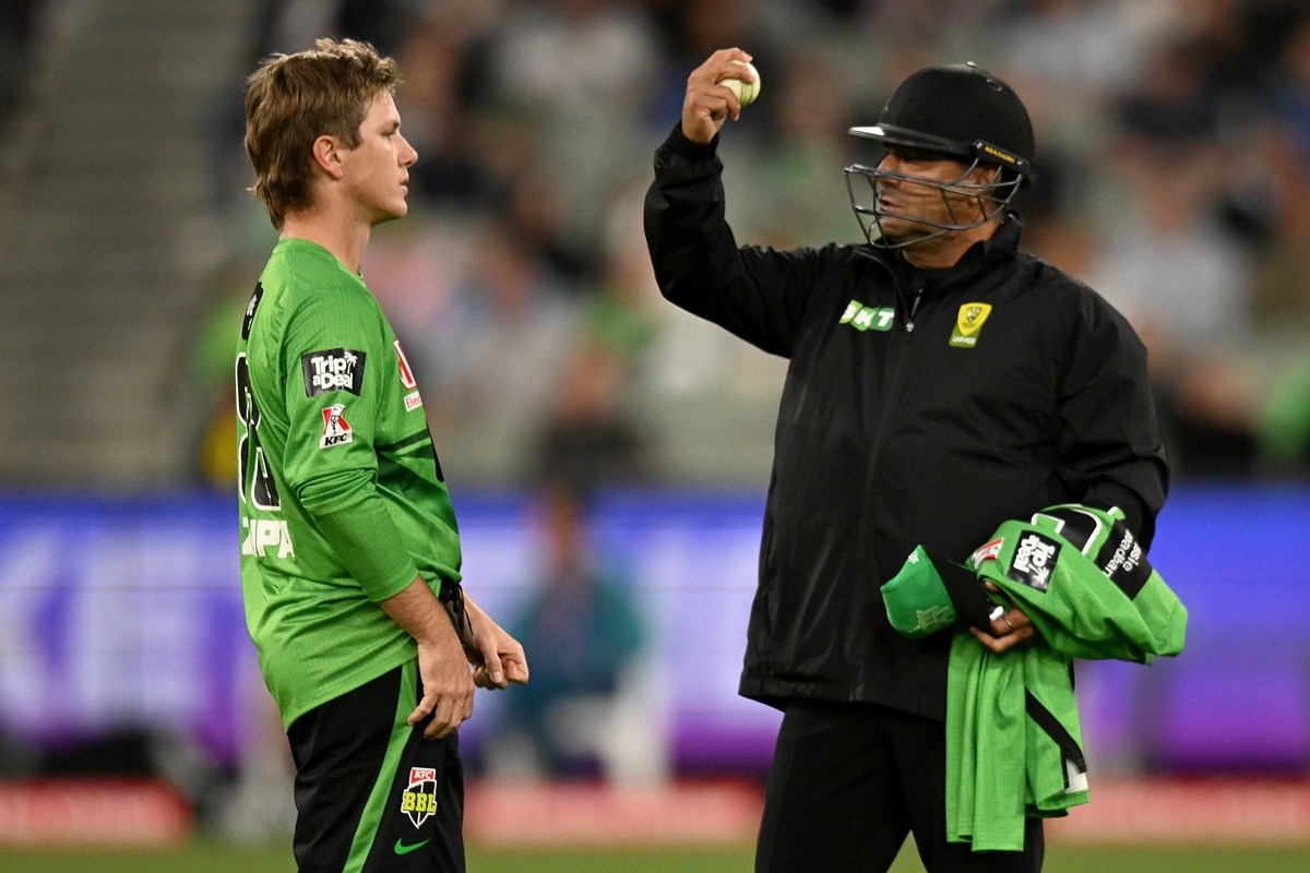 Adam Zampa of Melbourne Stars speaks with the umpire after attempting a 'Mankad dismissal' on Tom Rogers of the Melbourne Renegades during the men's Big Bash League match, at Melbourne Cricket Ground, on Tuesday.