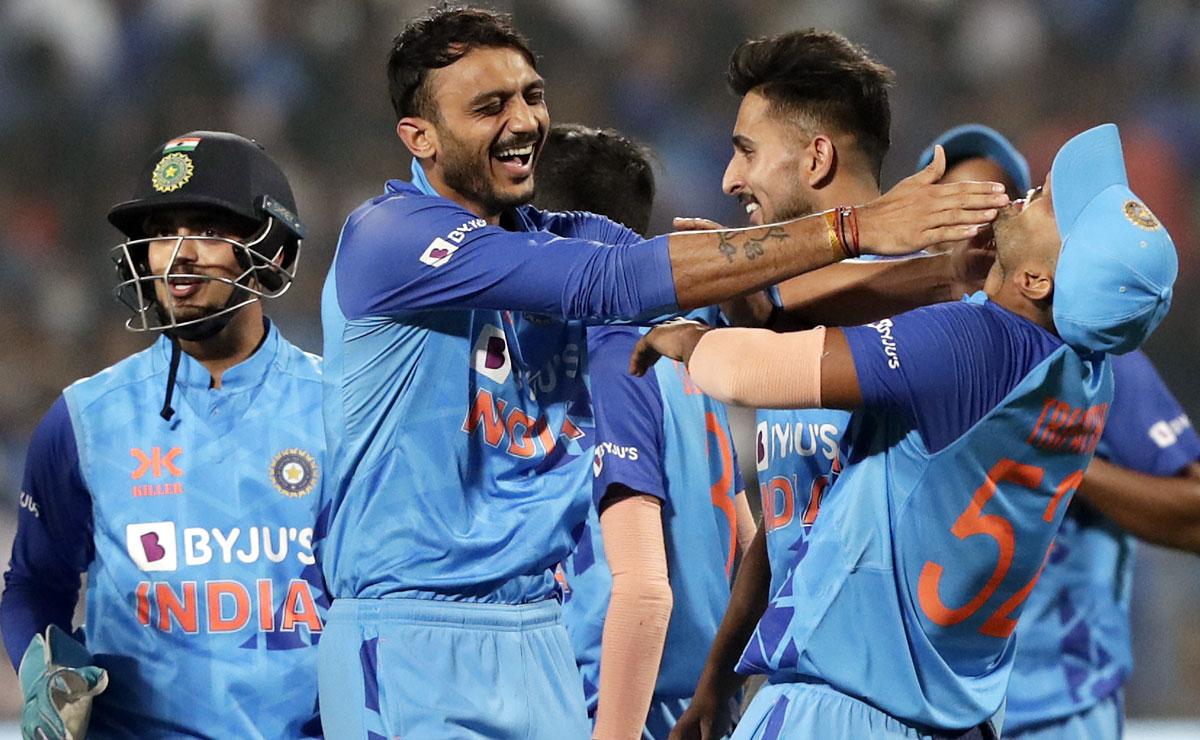 Axar Patel celebrates with teammates after dismissing Pathum Nissanka.