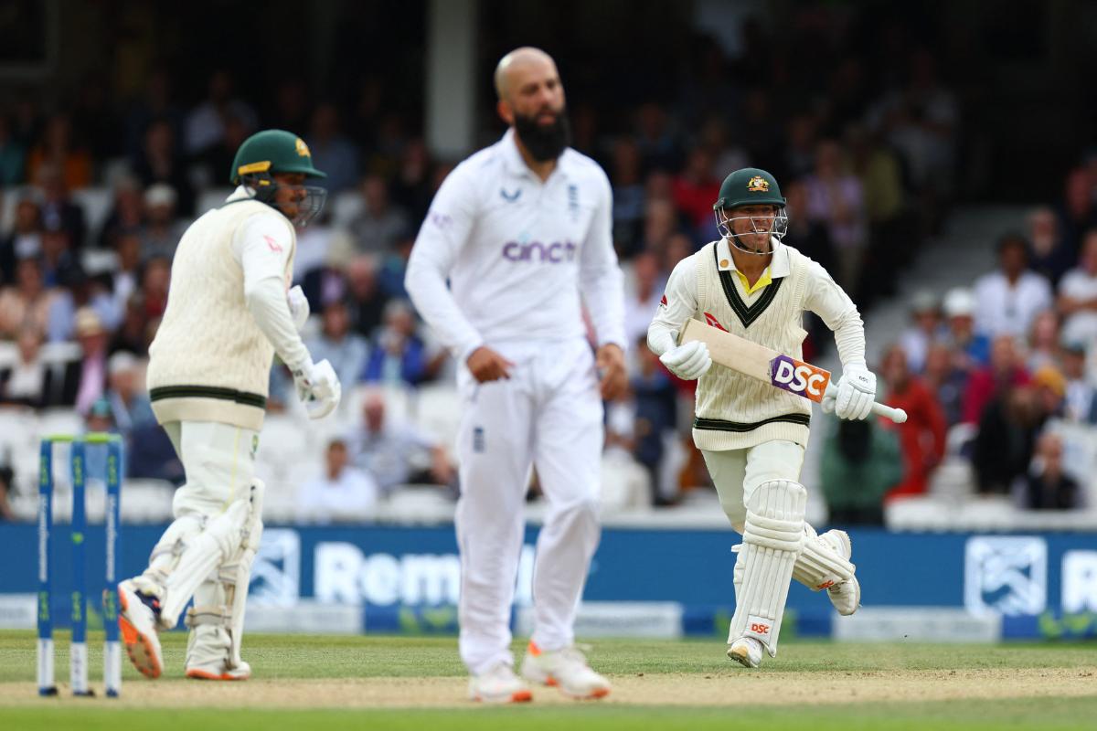 Australia's David Warner and Usman Khawaja put on a 75-run opening stand before lunch