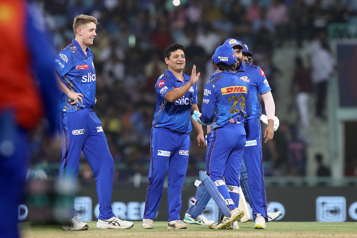 Piyush celebrates with teammates after dismissing Quinton de Kock