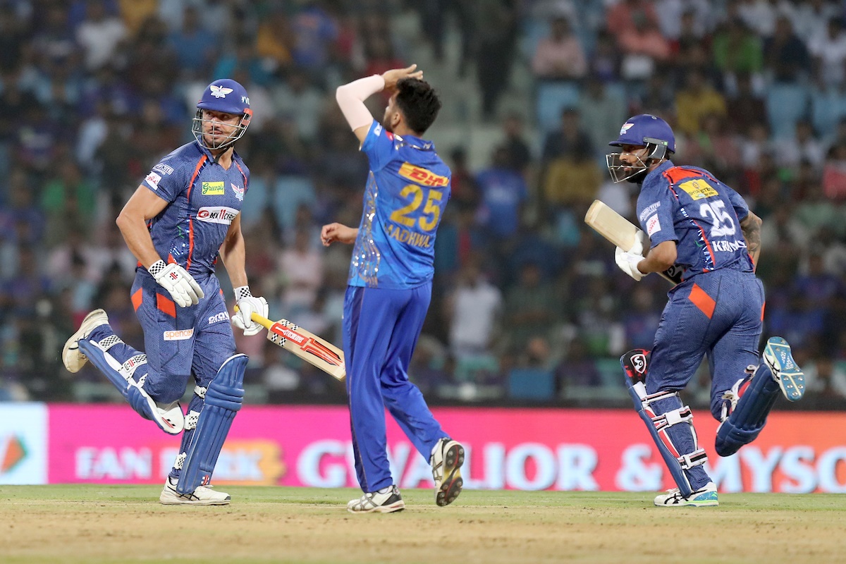 Marcus Stoinis and Krunal Pandya run between the wickets