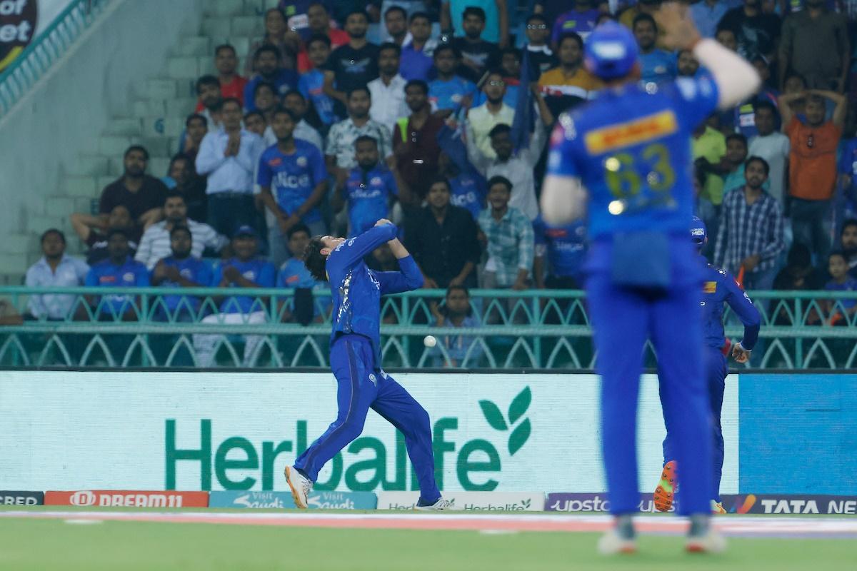 Tim David fails to hold on to a catch, to hand Deepak Hooda a reprieve