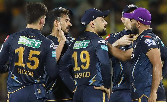 Gujarat Titans' players celebrate the wicket of Ruturaj Gaikwad.