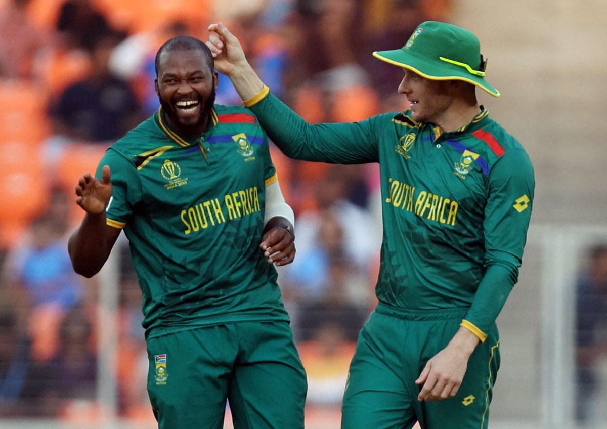 Andile Phehlukwayo celebrates with David Miller after dismissing Rashid Khan